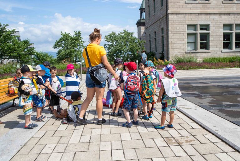 Éducatrice en sortie avec un groupe d'enfants
