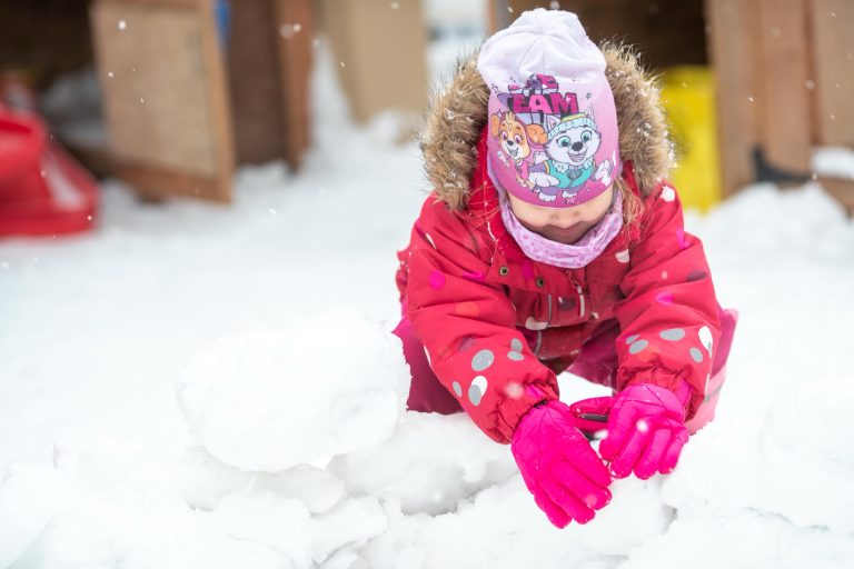 Enfant qui joue dans la neige