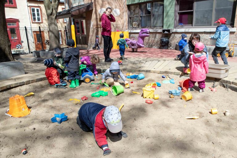 Enfants qui jouent dans le carré de sable