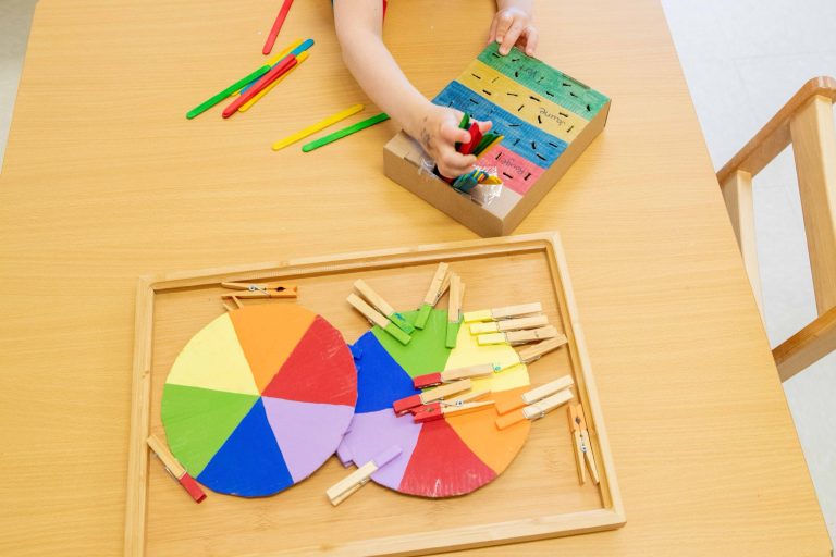 Enfant qui fait une activité de tri des couleurs